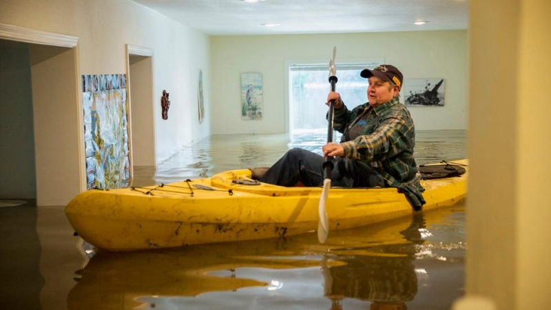 califonian-rows-a-kayak-inside-her-house