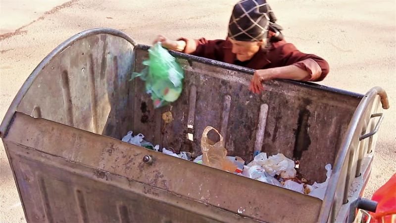 america-poverty-dumpster-diving-for-food