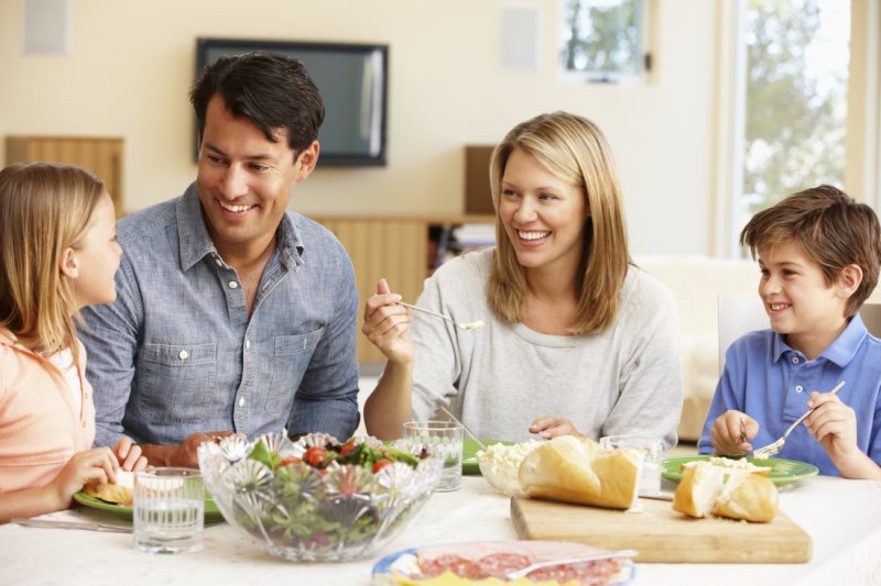 happy-family-at-the-dinner-table